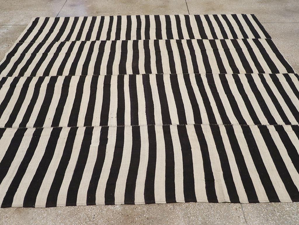 Mitte des 20. Jahrhunderts Persischer Flachgewebe-Kilim Teppich in Raumgröße (Handgewebt) im Angebot