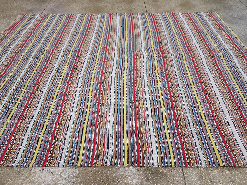 Alfombra persa de tejido plano kilim de mediados del siglo XX, tamaño habitación Persa en venta