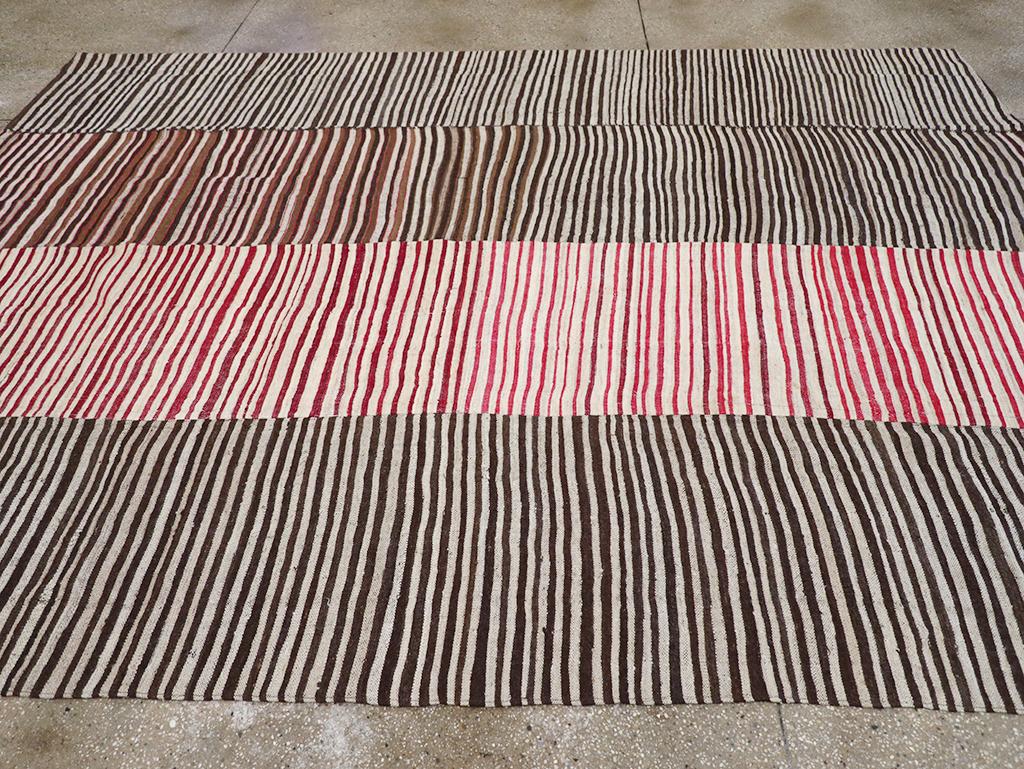 Mitte des 20. Jahrhunderts Persischer Flachgewebe-Kilim Teppich in Raumgröße (Handgewebt) im Angebot