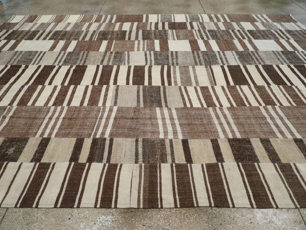 Tessuto a mano Tappeto persiano a trama piatta Kilim della metà del 20° secolo, dimensioni della stanza in vendita