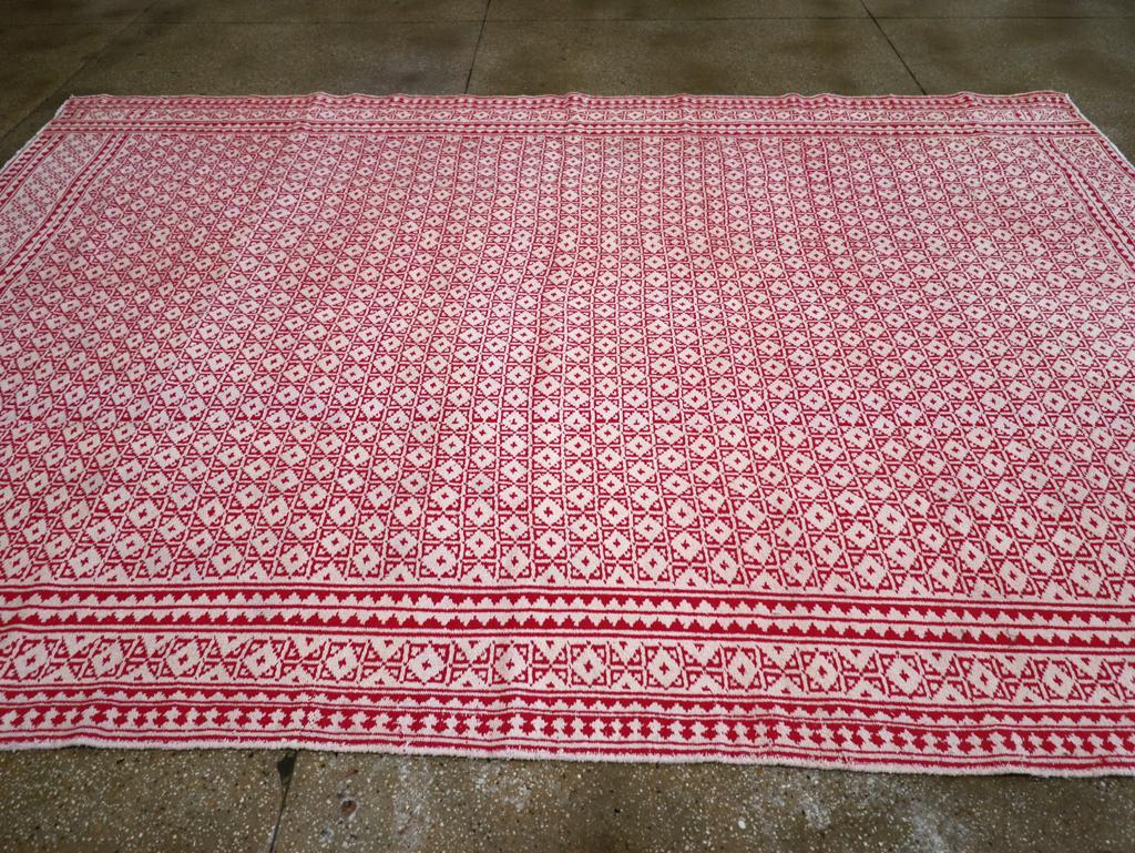 Tessuto a mano Tappeto persiano a trama piatta Kilim della metà del 20° secolo, dimensioni della stanza in vendita