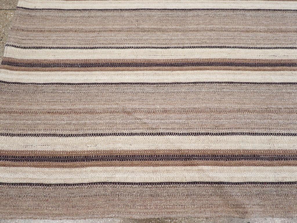 Alfombra Persa de Tejido Plano Kilim de mediados del siglo XX Tamaño Habitación Cuadrada Lana en venta