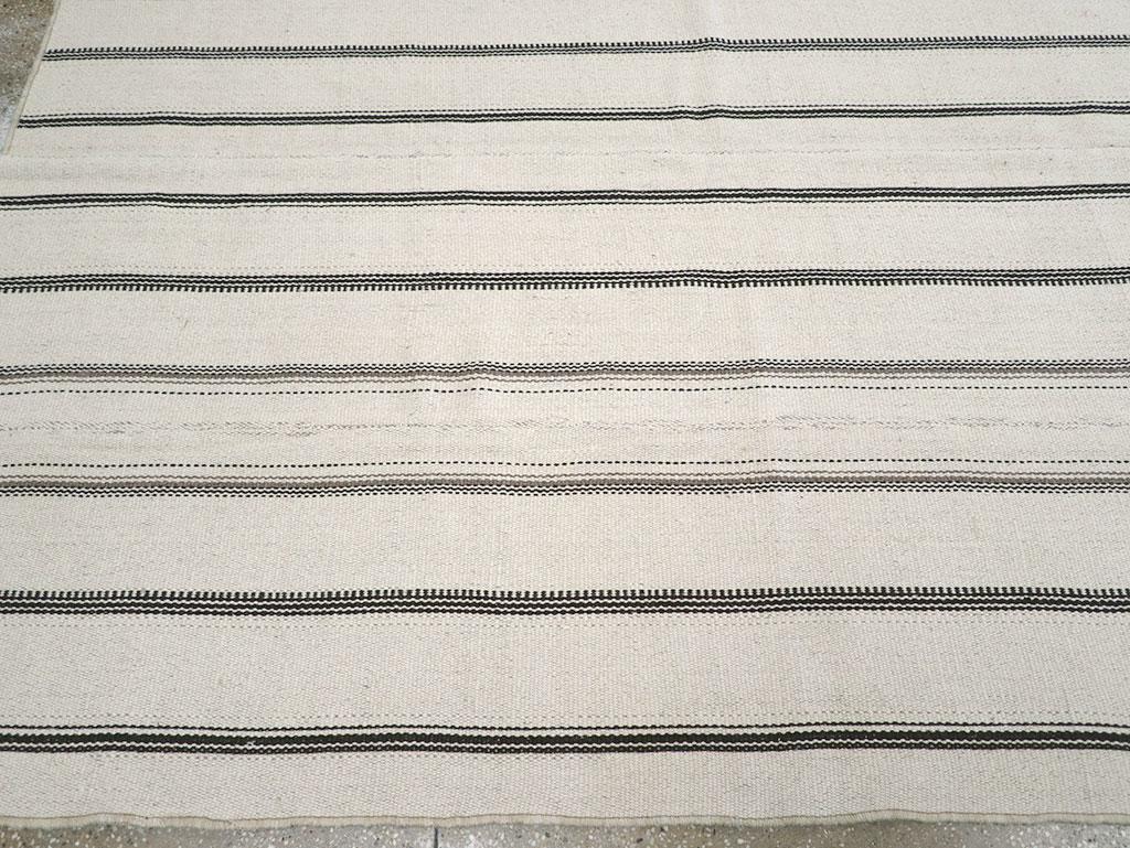 Mitte des 20. Jahrhunderts Persischer Flachgewebe-Kilim Teppich in Raumgröße im Zustand „Hervorragend“ im Angebot in New York, NY