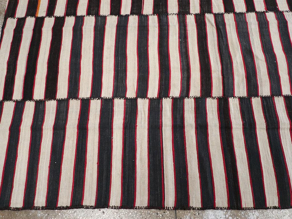 Mitte des 20. Jahrhunderts Persischer Flachgewebe-Kilim Teppich in Raumgröße im Zustand „Hervorragend“ im Angebot in New York, NY