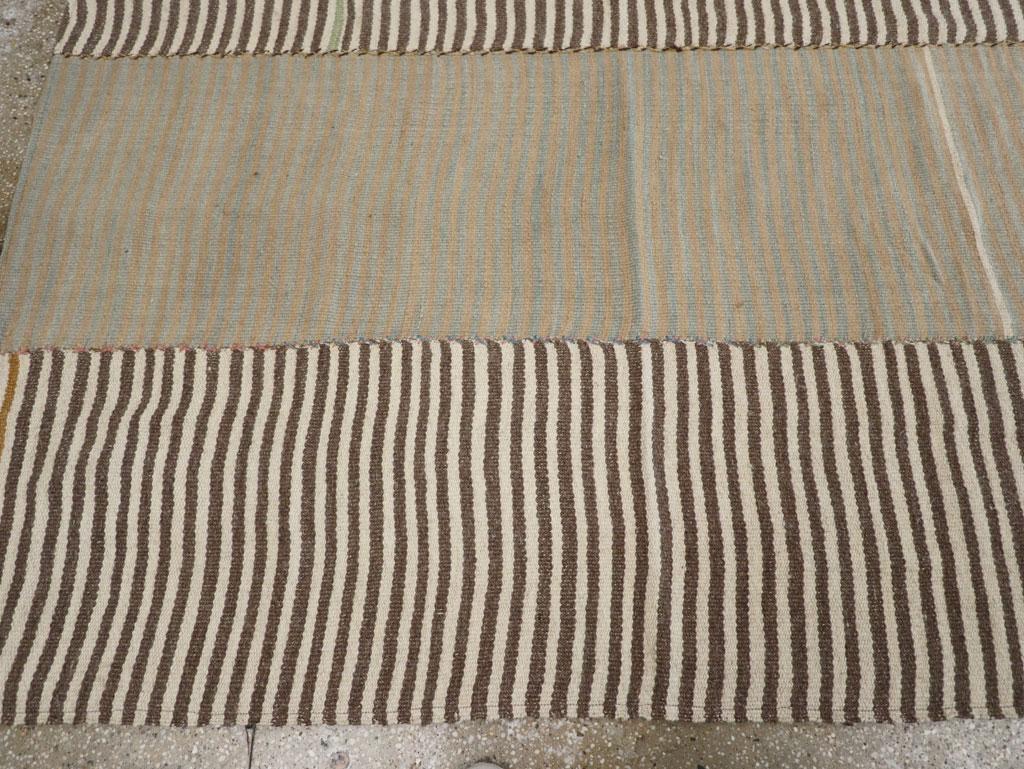 Mitte des 20. Jahrhunderts Persischer Flachgewebe-Kilim Teppich in Raumgröße im Zustand „Hervorragend“ im Angebot in New York, NY