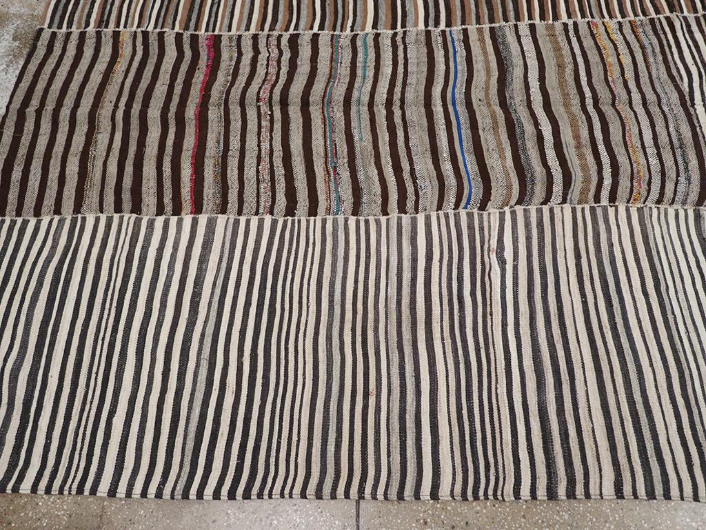 Mitte des 20. Jahrhunderts Persischer Flachgewebe-Kilim Teppich in Raumgröße im Zustand „Hervorragend“ im Angebot in New York, NY