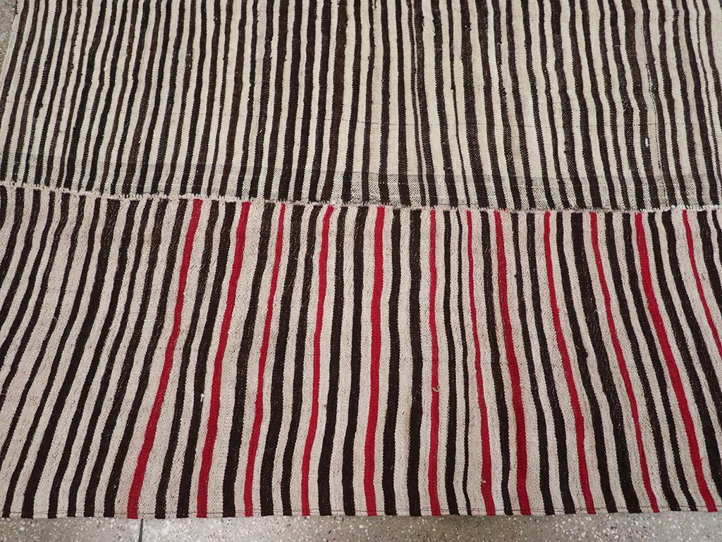 Mitte des 20. Jahrhunderts Persischer Flachgewebe-Kilim Teppich in Raumgröße im Zustand „Hervorragend“ im Angebot in New York, NY