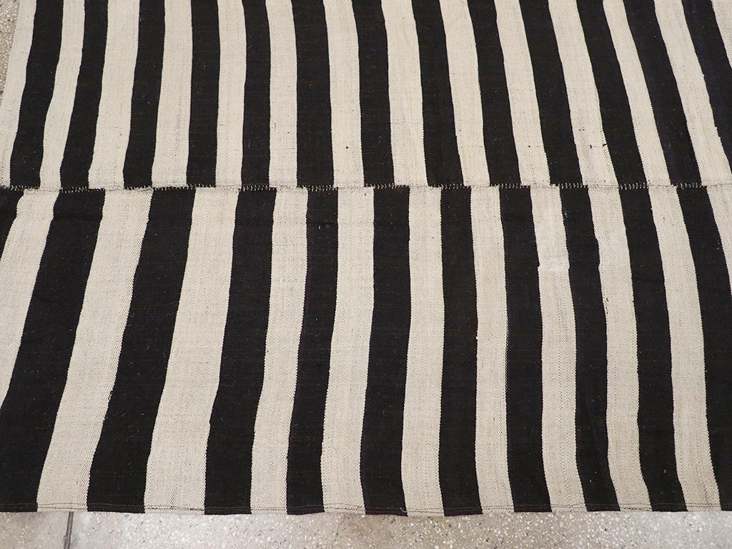 Mitte des 20. Jahrhunderts Persischer Flachgewebe-Kilim Teppich in Raumgröße im Zustand „Hervorragend“ im Angebot in New York, NY
