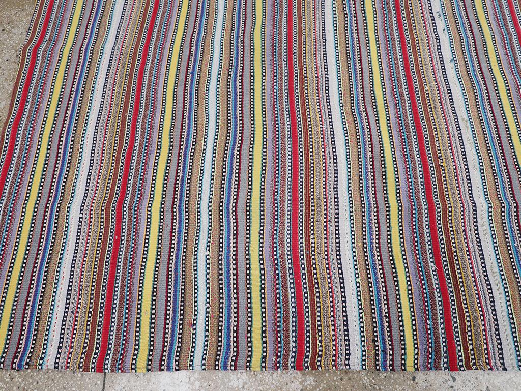 Alfombra persa de tejido plano kilim de mediados del siglo XX, tamaño habitación Tejido a mano en venta