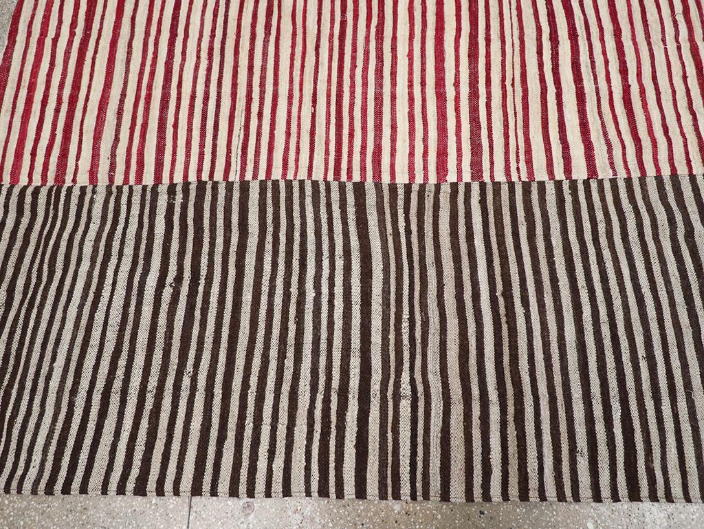 Mitte des 20. Jahrhunderts Persischer Flachgewebe-Kilim Teppich in Raumgröße im Zustand „Hervorragend“ im Angebot in New York, NY