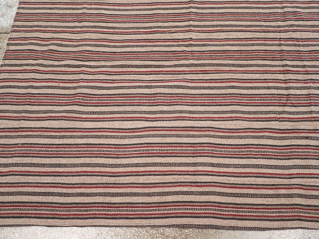 Tapis Kilim persan à tissage plat du milieu du 20e siècle Excellent état - En vente à New York, NY