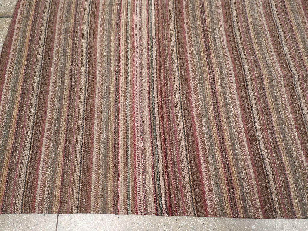 Mitte des 20. Jahrhunderts Persischer Flachgewebe-Kilim Teppich in Raumgröße im Zustand „Hervorragend“ im Angebot in New York, NY