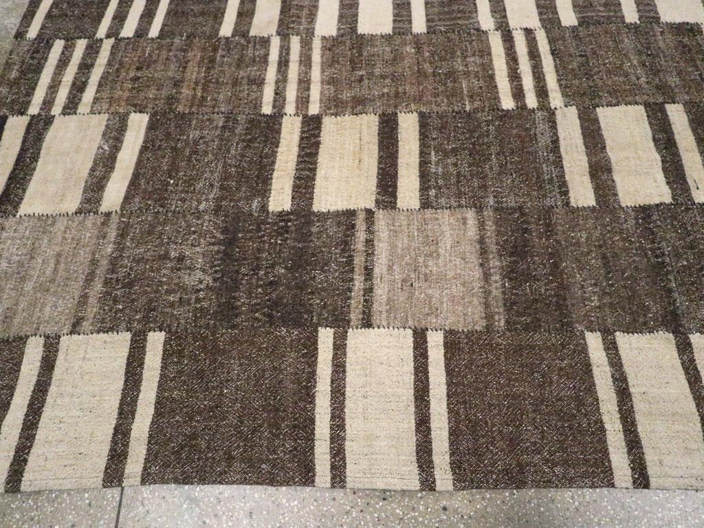 Mitte des 20. Jahrhunderts Persischer Flachgewebe-Kilim Teppich in Raumgröße im Zustand „Hervorragend“ im Angebot in New York, NY