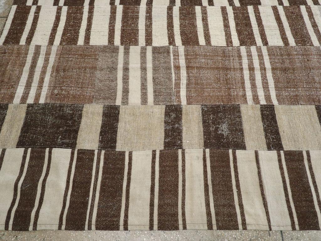 Tappeto persiano a trama piatta Kilim della metà del 20° secolo, dimensioni della stanza In condizioni ottime in vendita a New York, NY