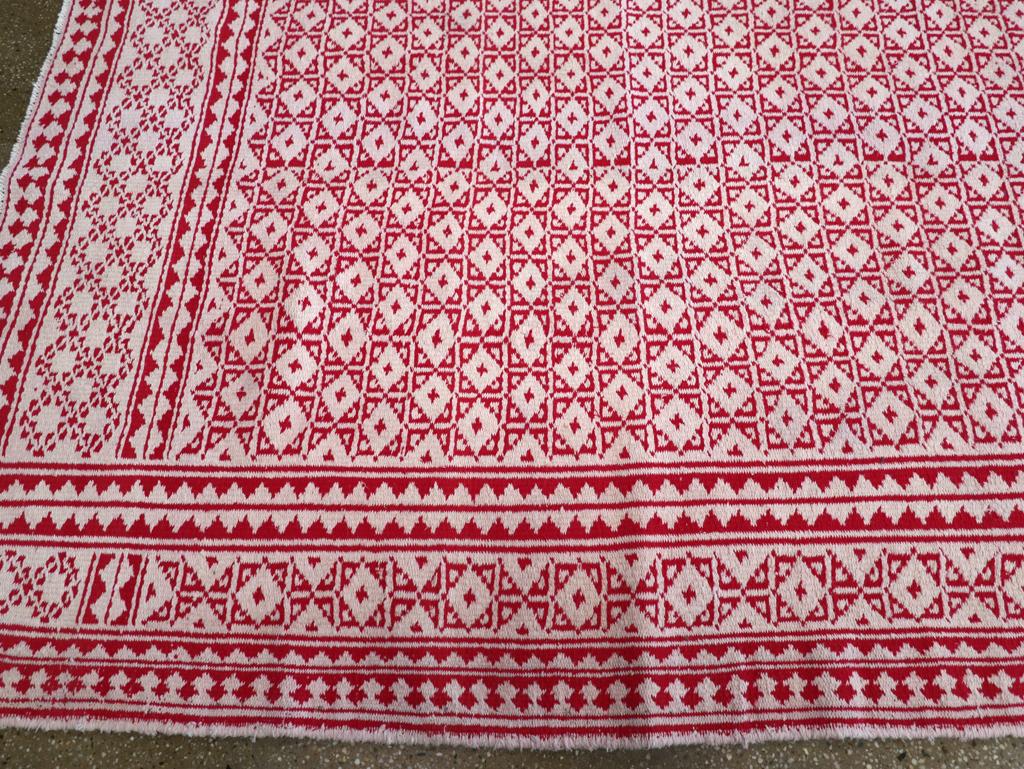 Tappeto persiano a trama piatta Kilim della metà del 20° secolo, dimensioni della stanza In condizioni ottime in vendita a New York, NY