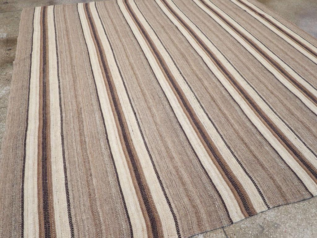 Alfombra Persa de Tejido Plano Kilim de mediados del siglo XX Tamaño Habitación Cuadrada en venta 1