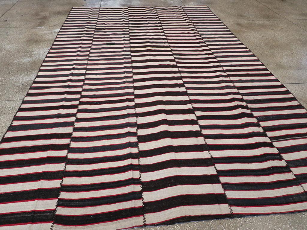 Mitte des 20. Jahrhunderts Persischer Flachgewebe-Kilim Teppich in Raumgröße (Wolle) im Angebot