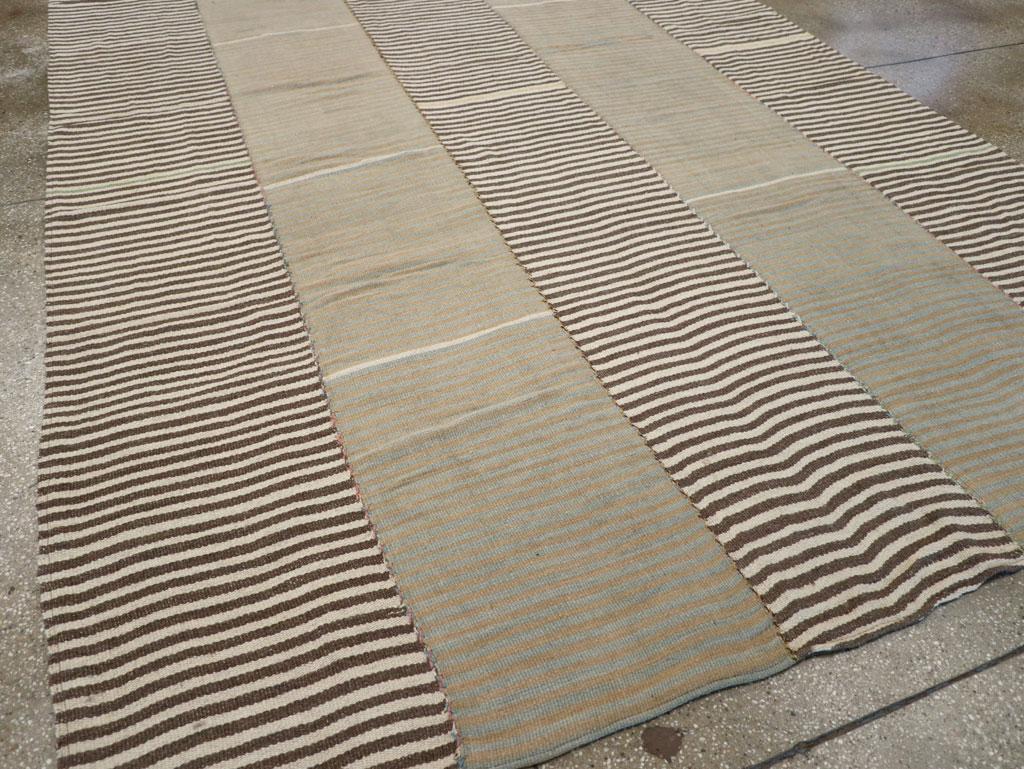Mitte des 20. Jahrhunderts Persischer Flachgewebe-Kilim Teppich in Raumgröße (Wolle) im Angebot