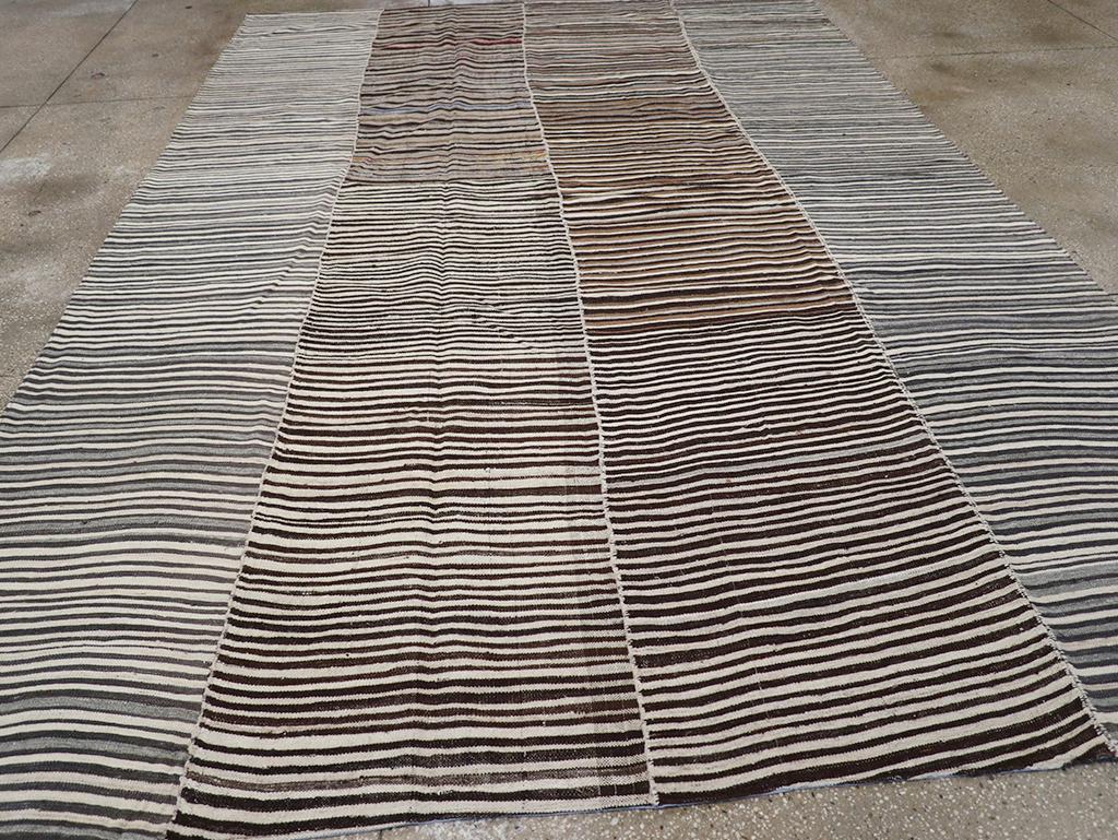 Mitte des 20. Jahrhunderts Persischer Flachgewebe-Kilim Teppich in Raumgröße (Wolle) im Angebot