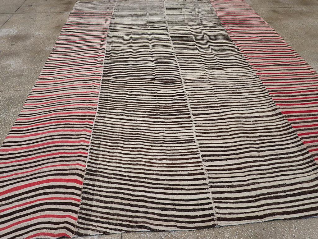 Mitte des 20. Jahrhunderts Persischer Flachgewebe-Kilim Teppich in Raumgröße (Wolle) im Angebot