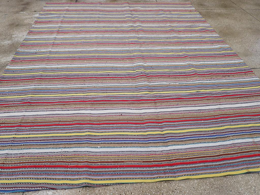 Alfombra persa de tejido plano kilim de mediados del siglo XX, tamaño habitación en Excelente estado para la venta en New York, NY