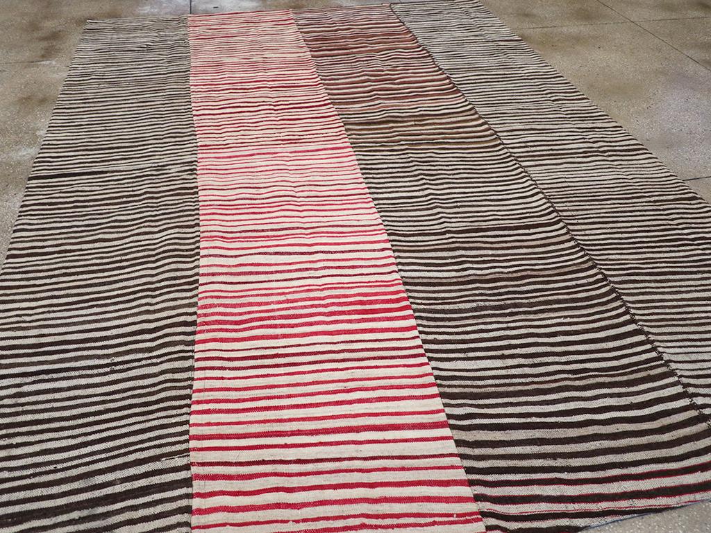 Mitte des 20. Jahrhunderts Persischer Flachgewebe-Kilim Teppich in Raumgröße (Wolle) im Angebot