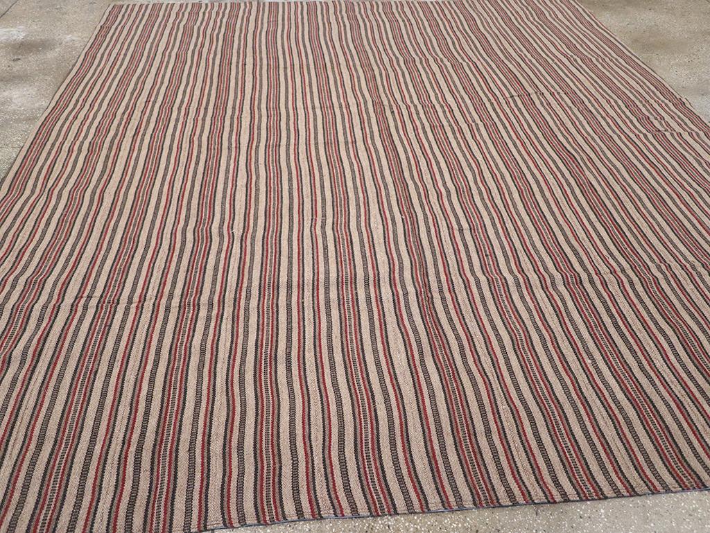 20ième siècle Tapis Kilim persan à tissage plat du milieu du 20e siècle en vente