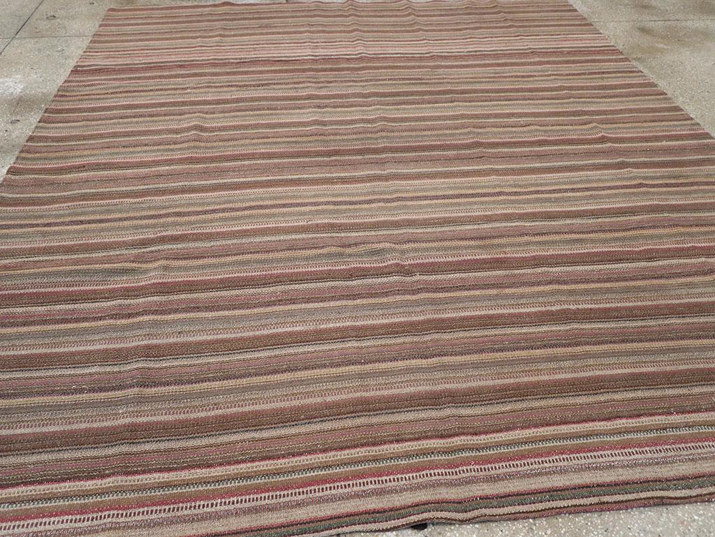Mitte des 20. Jahrhunderts Persischer Flachgewebe-Kilim Teppich in Raumgröße (Wolle) im Angebot