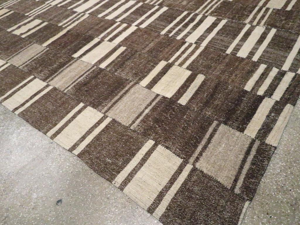 Mitte des 20. Jahrhunderts Persischer Flachgewebe-Kilim Teppich in Raumgröße (Wolle) im Angebot