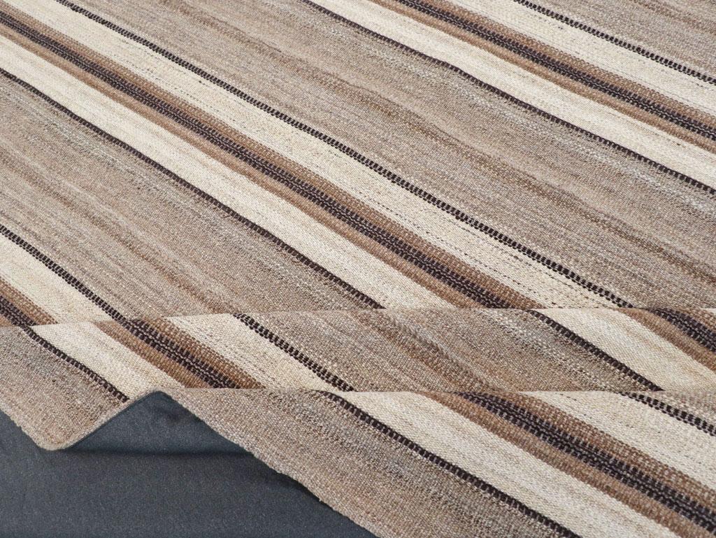 Alfombra Persa de Tejido Plano Kilim de mediados del siglo XX Tamaño Habitación Cuadrada en venta 2