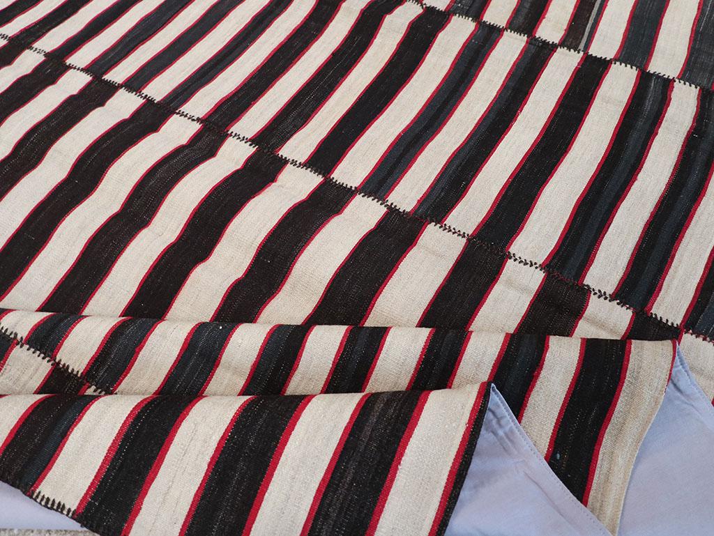 Mitte des 20. Jahrhunderts Persischer Flachgewebe-Kilim Teppich in Raumgröße im Angebot 1