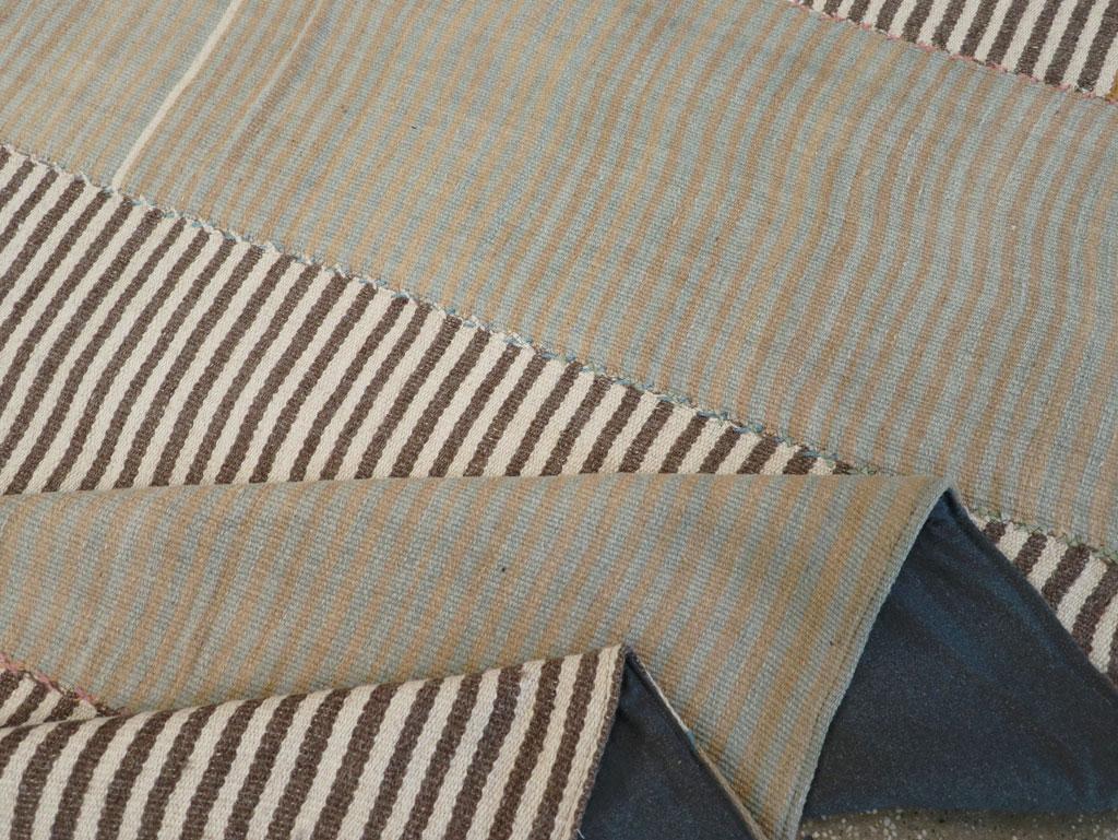 Mitte des 20. Jahrhunderts Persischer Flachgewebe-Kilim Teppich in Raumgröße im Angebot 1