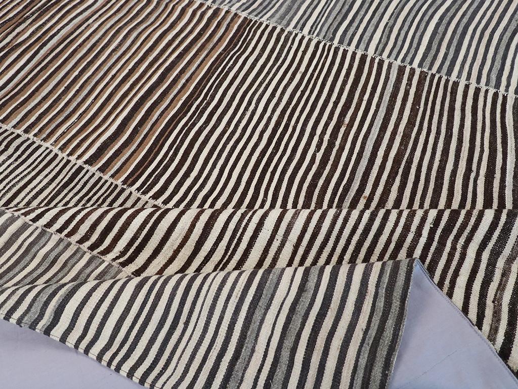 Mitte des 20. Jahrhunderts Persischer Flachgewebe-Kilim Teppich in Raumgröße im Angebot 1