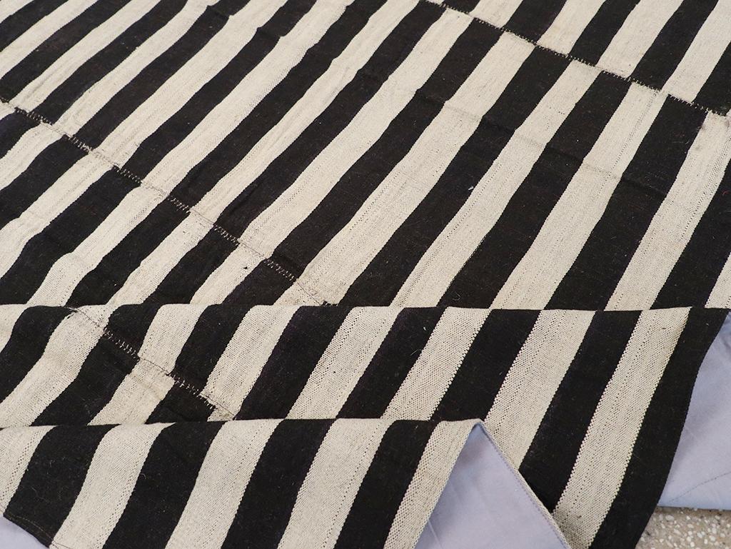 Mitte des 20. Jahrhunderts Persischer Flachgewebe-Kilim Teppich in Raumgröße im Angebot 1