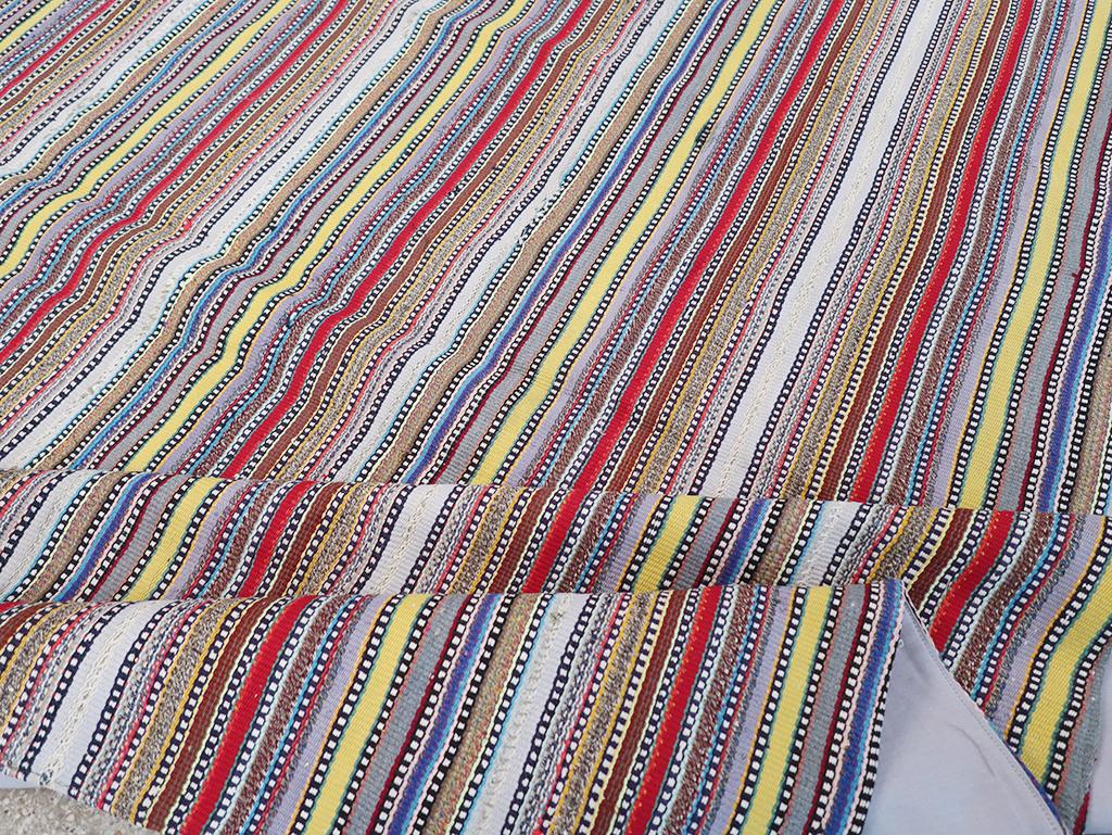 Alfombra persa de tejido plano kilim de mediados del siglo XX, tamaño habitación Lana en venta