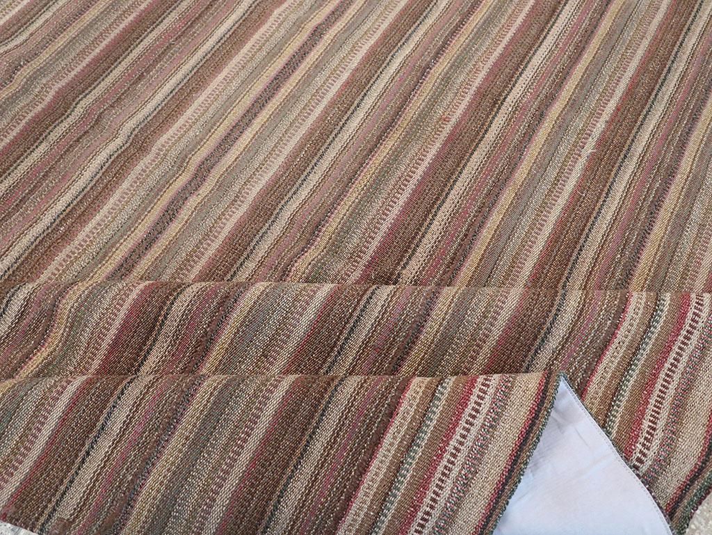 Mitte des 20. Jahrhunderts Persischer Flachgewebe-Kilim Teppich in Raumgröße im Angebot 1