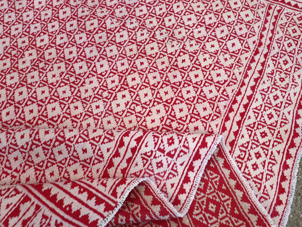 Cotone Tappeto persiano a trama piatta Kilim della metà del 20° secolo, dimensioni della stanza in vendita
