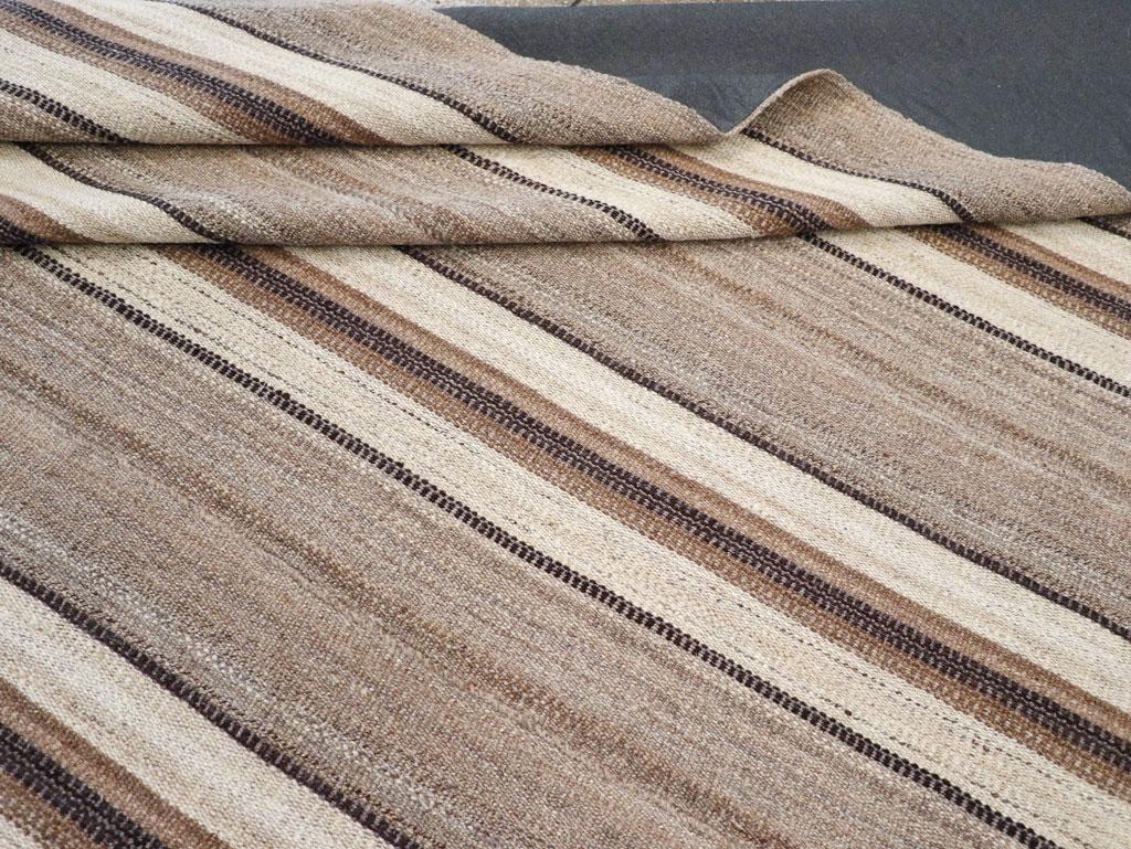 Alfombra Persa de Tejido Plano Kilim de mediados del siglo XX Tamaño Habitación Cuadrada en venta 3