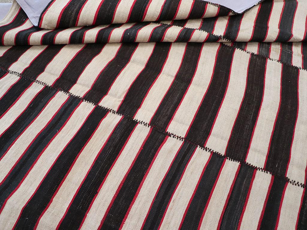 Mitte des 20. Jahrhunderts Persischer Flachgewebe-Kilim Teppich in Raumgröße im Angebot 2