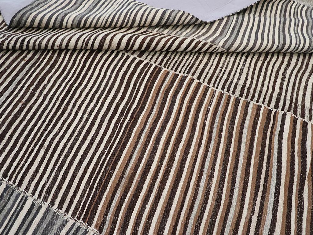 Mitte des 20. Jahrhunderts Persischer Flachgewebe-Kilim Teppich in Raumgröße im Angebot 2
