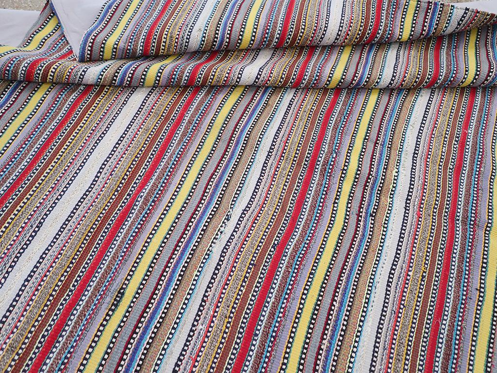 Alfombra persa de tejido plano kilim de mediados del siglo XX, tamaño habitación en venta 1