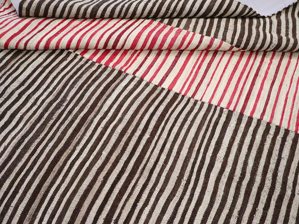 Mitte des 20. Jahrhunderts Persischer Flachgewebe-Kilim Teppich in Raumgröße im Angebot 2