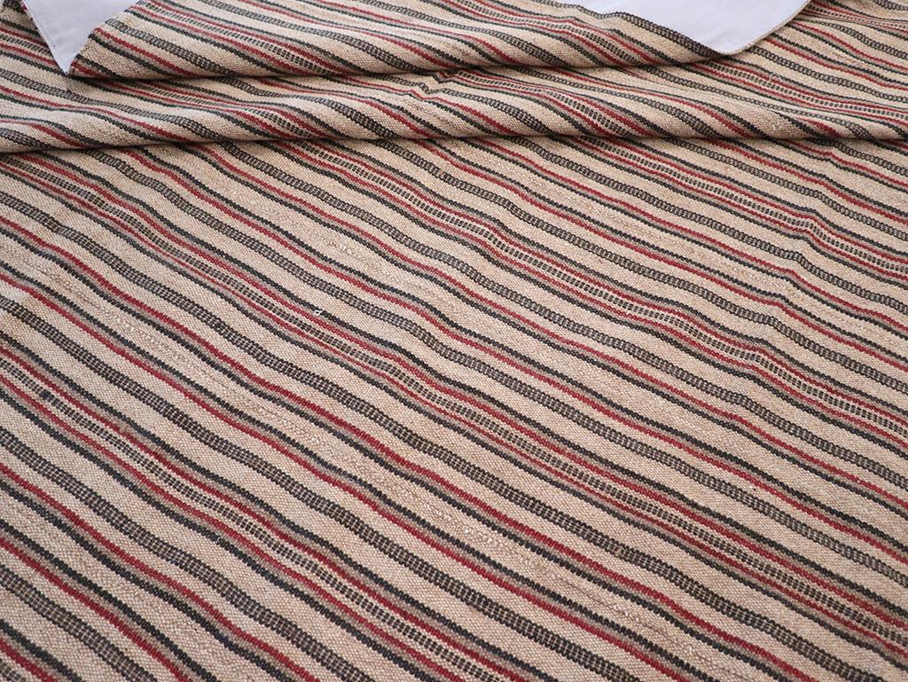 Tapis Kilim persan à tissage plat du milieu du 20e siècle en vente 1