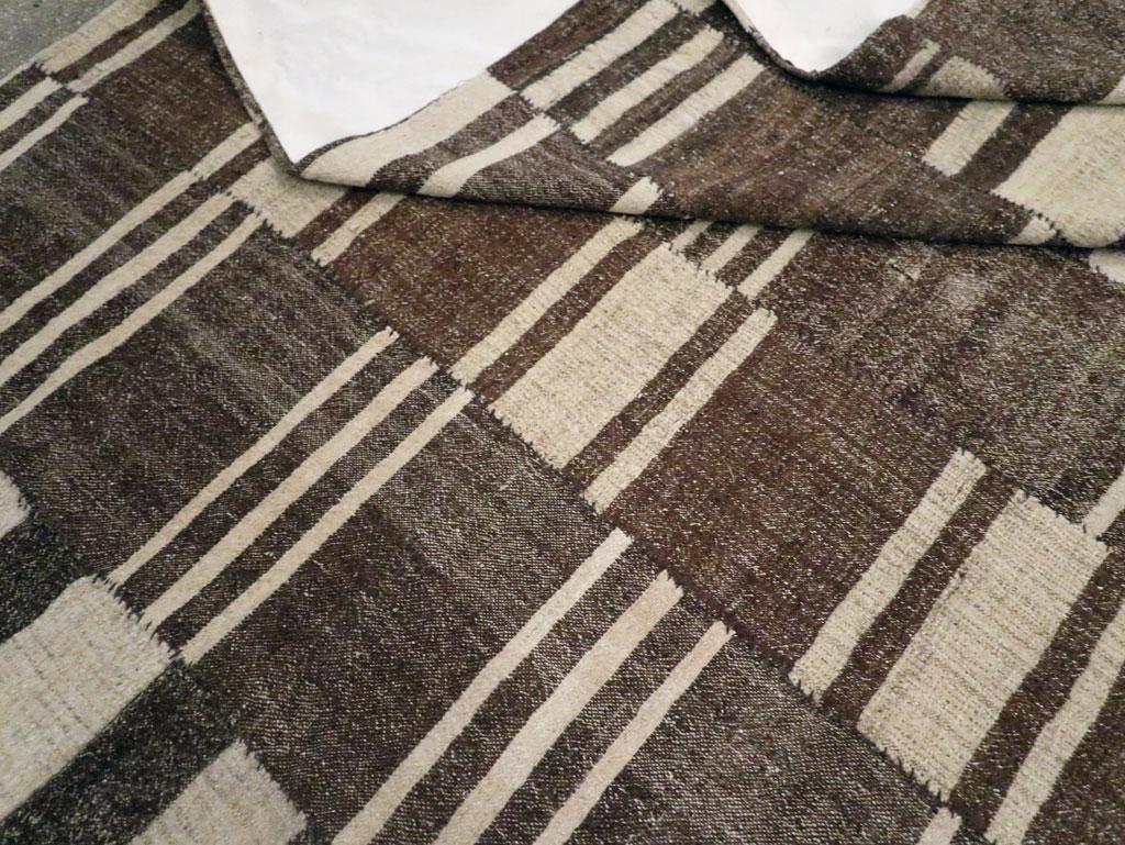 Mitte des 20. Jahrhunderts Persischer Flachgewebe-Kilim Teppich in Raumgröße im Angebot 2
