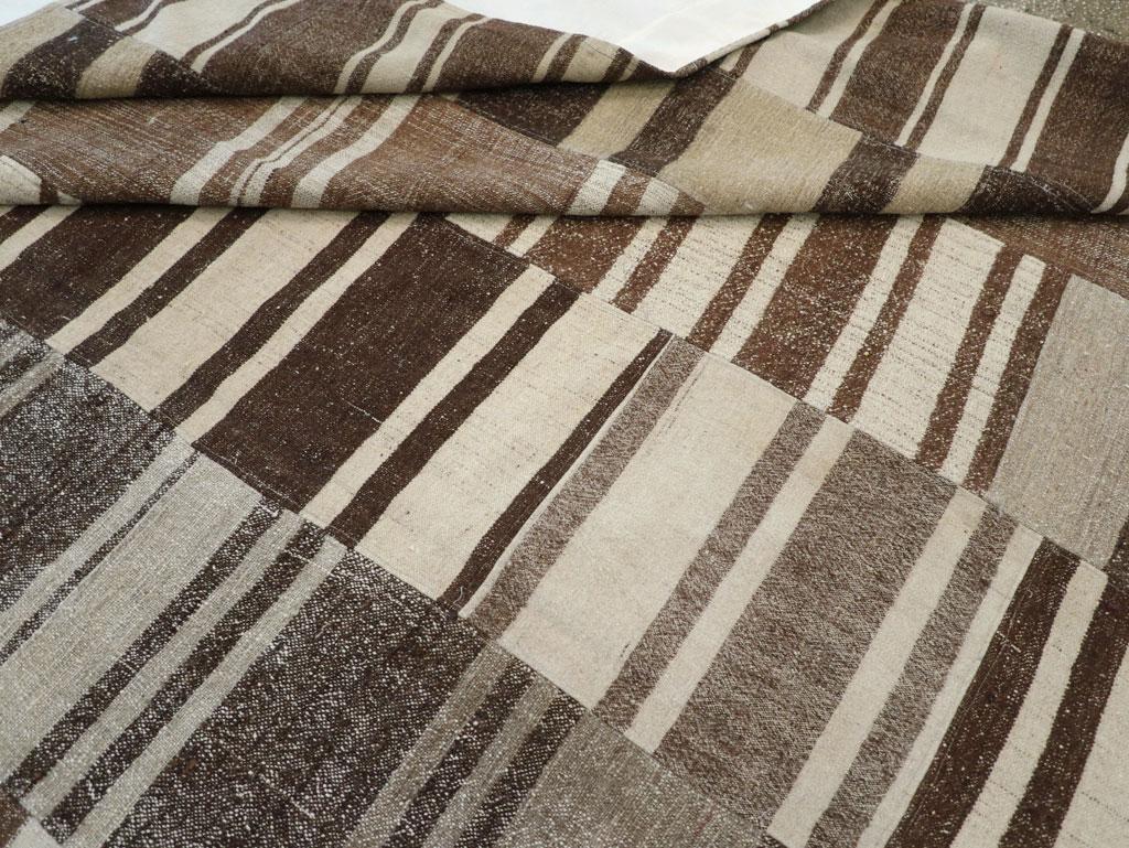 Tappeto persiano a trama piatta Kilim della metà del 20° secolo, dimensioni della stanza in vendita 1