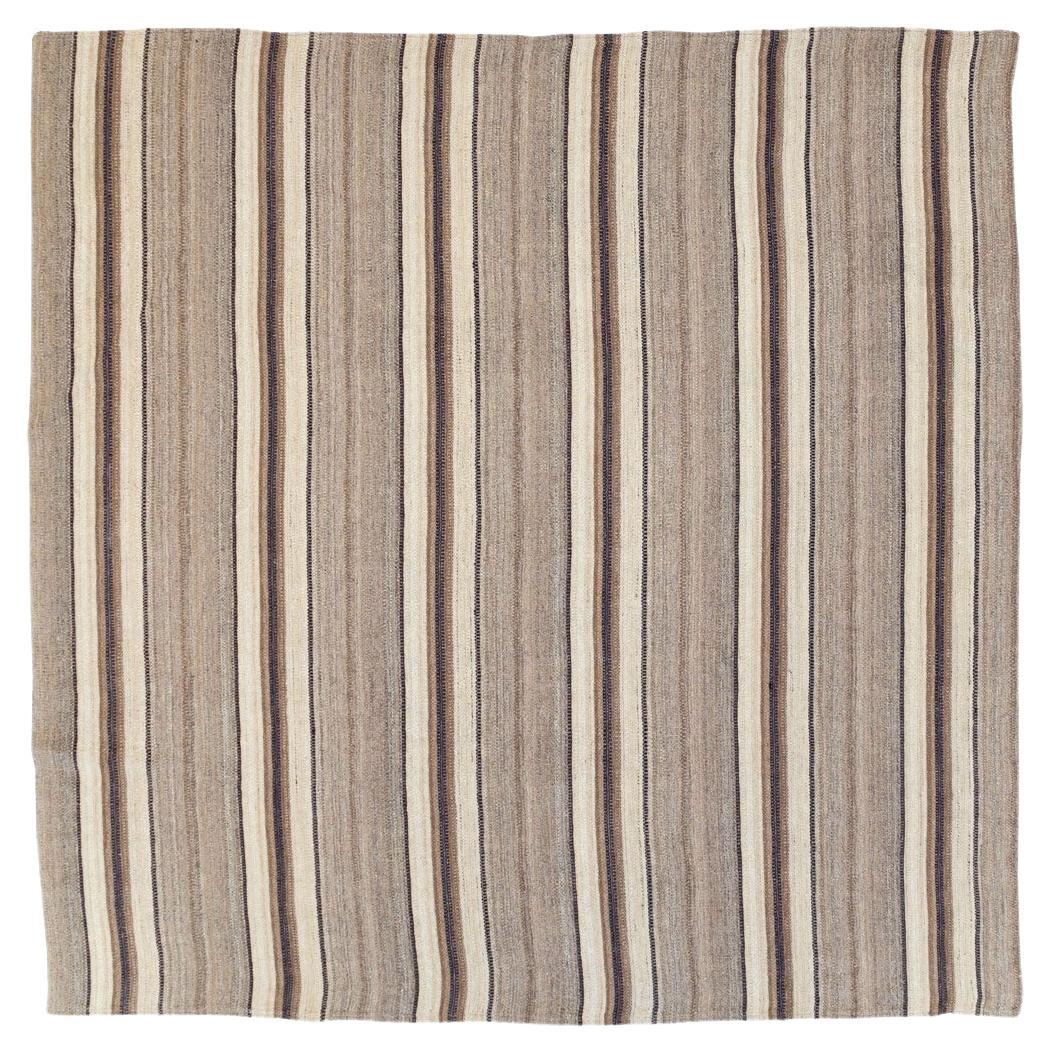 Alfombra Persa de Tejido Plano Kilim de mediados del siglo XX Tamaño Habitación Cuadrada en venta