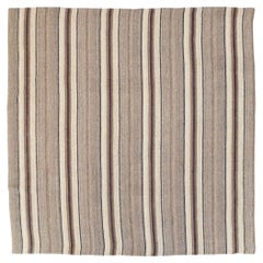 Tapis persan Kilim carré tissé à plat du milieu du 20e siècle