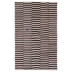 Alfombra persa de tejido plano kilim de mediados del siglo XX, tamaño habitación