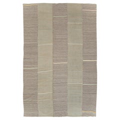 Alfombra persa de tejido plano kilim de mediados del siglo XX, tamaño habitación