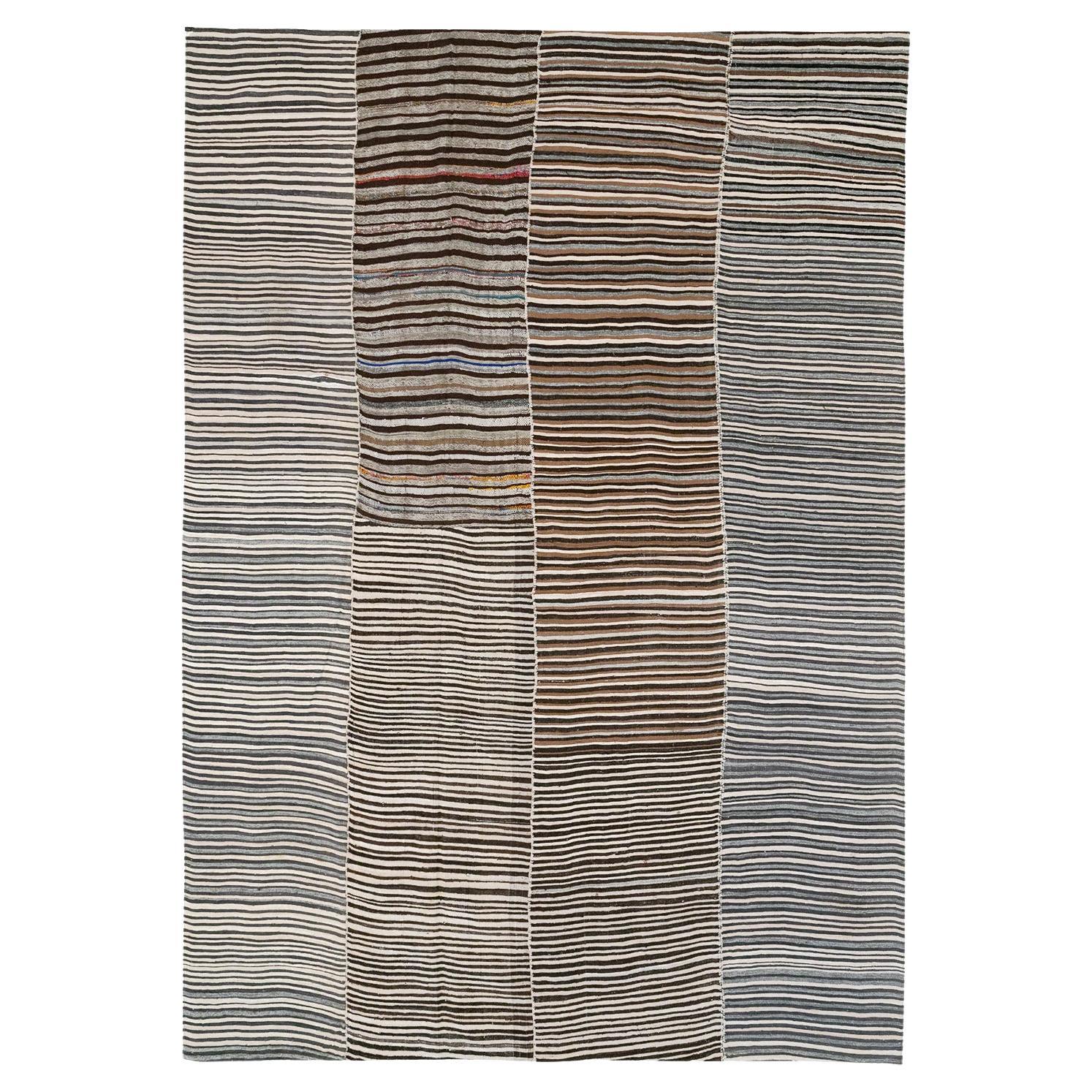 Alfombra persa de tejido plano kilim de mediados del siglo XX, tamaño habitación